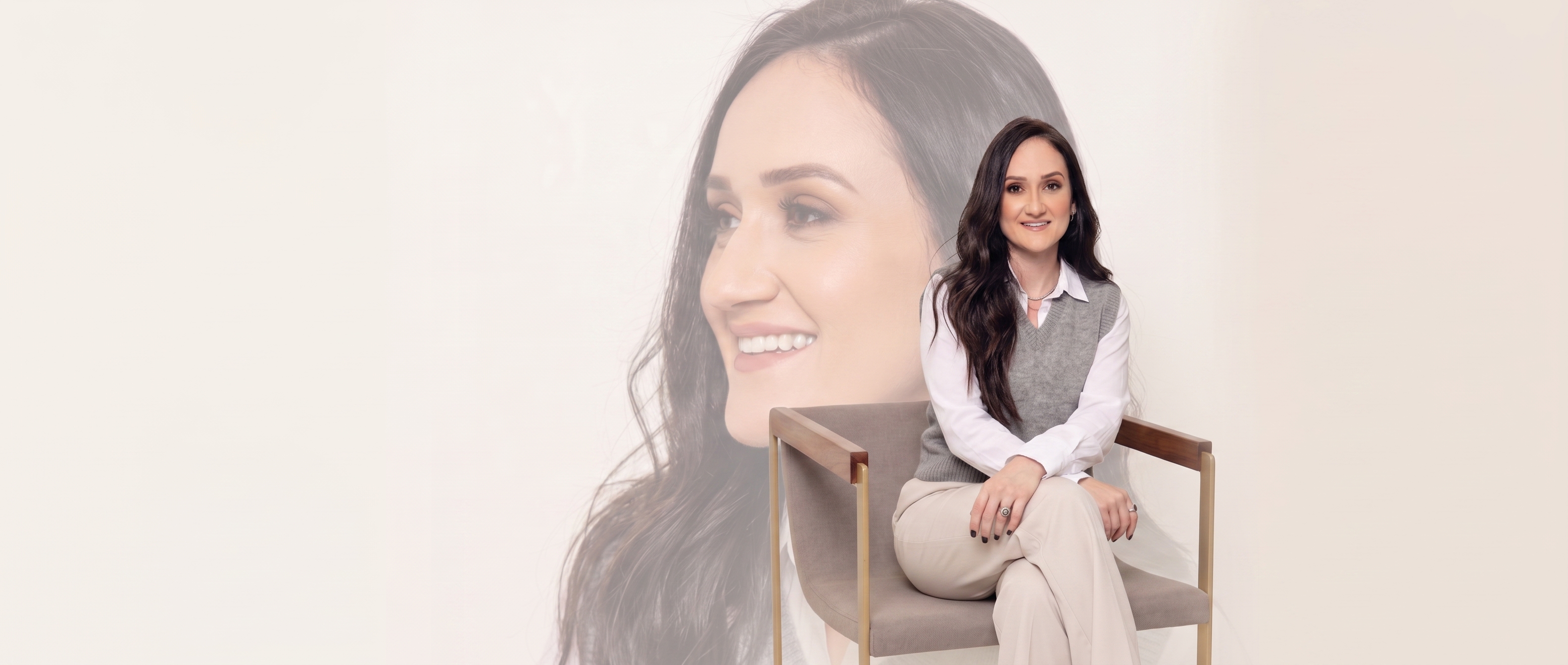 Saúde metabólica e emagrecimento - Foto da Dra. Morgana Motta sentada em uma cadeita com uma imagem de perfil dela mesmo ao fundo